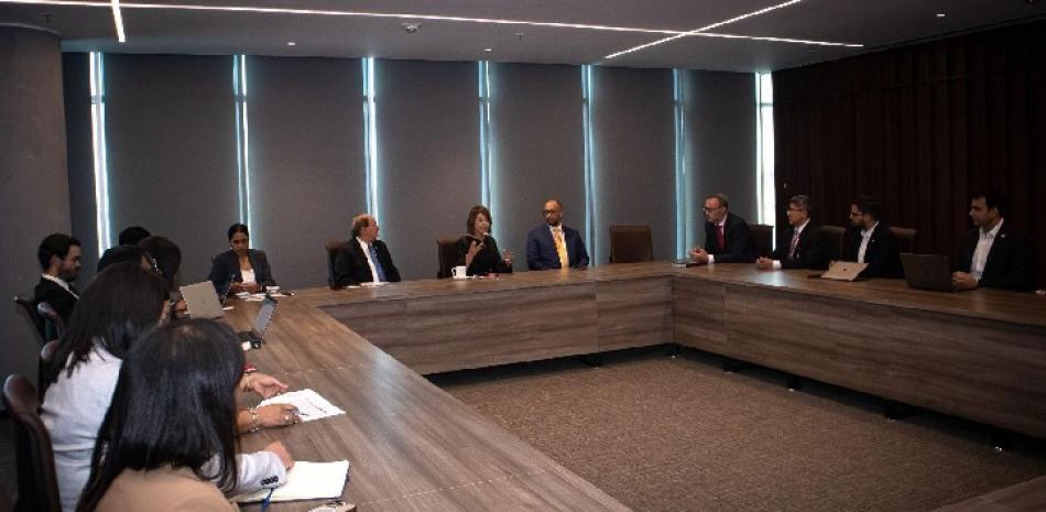 Ejecutivos de la ABA y de la Misión del FMI reunidos en la sede del gremio bancario.