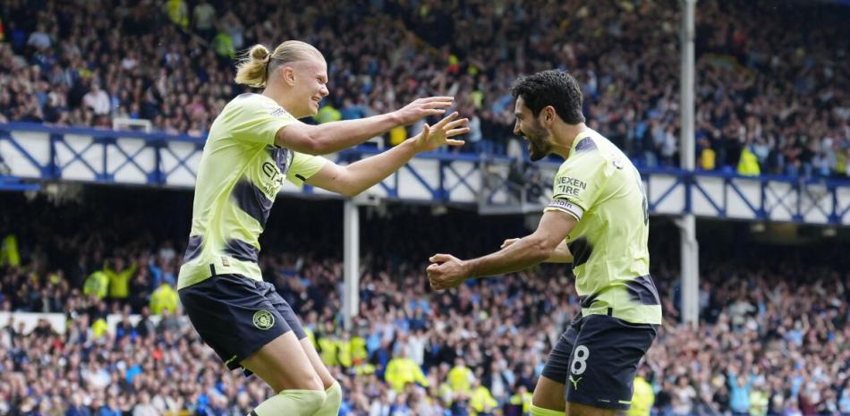 Erling Haaland del Manchester City celebra con lkay Gundogan tras marcar el segundo gol en la victoria 3-0 ante Everton en la Liga Premier.