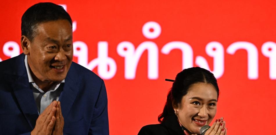 Los candidatos a primer ministro del Partido Pheu Thai, Paetongtarn Shinawatra (R) y Srettha Thavisin