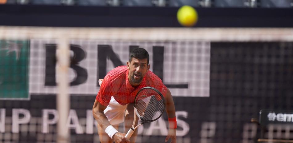 Novak Djokovic devuelve ante Grigor Dimitrov en el Abierto de Italia.