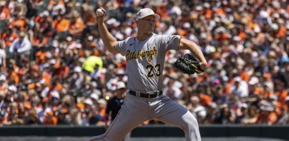 Mitch Keller lanza por los Piratas de Pittsburgh ante los Orioles de Baltimore.