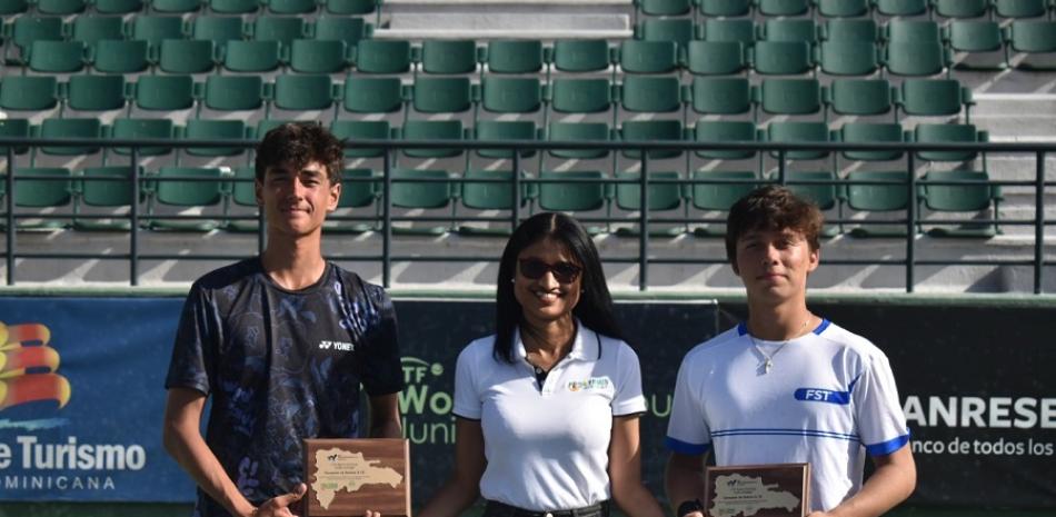 Adelina Pimentel, de Fedotenis, premia a los ganadores de dobles, Cesar Cruz y Andrew Delgado.