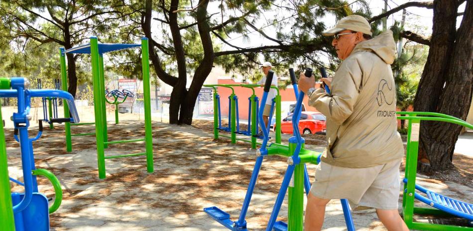 Tomar mucha agua, usar ropa ligera y ejercitarse en horas frescas son las recomendaciones del especialista en esta ola de calor.