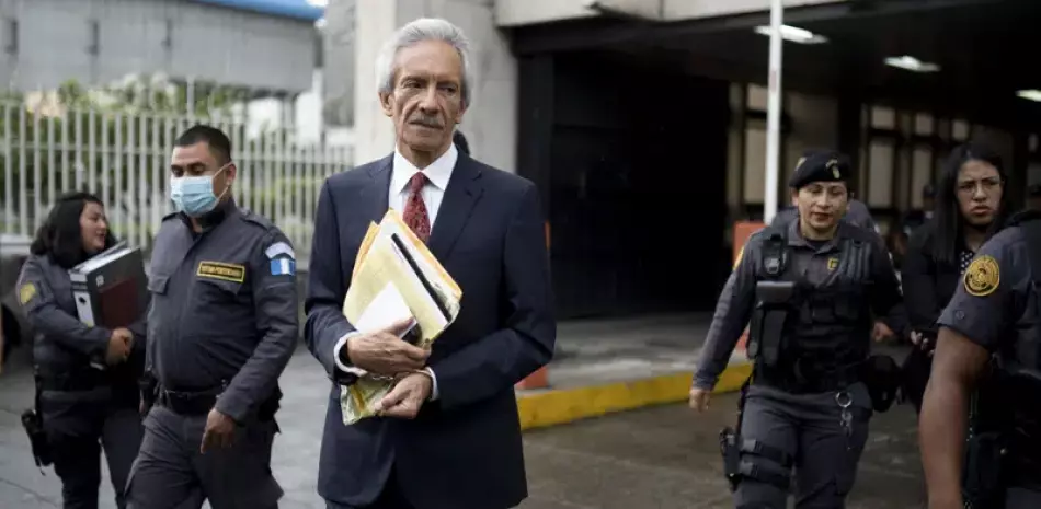 El galardonado periodista José Rubén Zamora es escoltado por la policía después de terminar el primer día de su juicio por cargos de lavado de dinero, en Ciudad de Guatemala, el martes 2 de mayo de 2023.