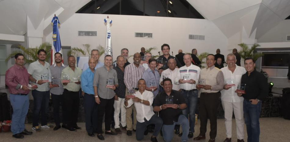 Grupo de ganadores posan con sus respectivos trofeos durante la premiación realizada en el Gran Salón del Club Naco.
