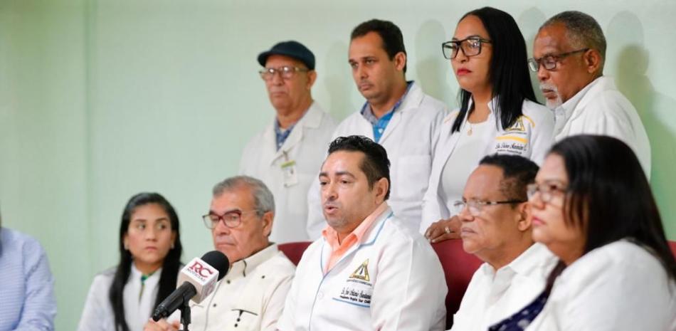 Directivos del Colegio Médico Dominicano, encabezados por Senén Caba y el doctor José Santana, ofrecen detalles sobre las demandas de los médicos que ejercen en el sur del país.