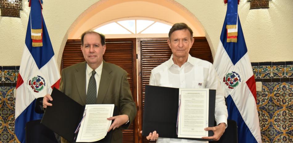 Ministro de Relaciones Exteriores, Roberto Álvarez y el presidente ejecutivo de la firma Inicia, Felipe Vicini