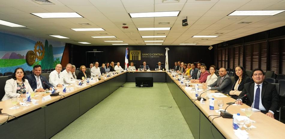 El gobernador del Banco Central (BCRD), Héctor Valdez Albizu, recibió la visita de embajadores acreditados en el país.