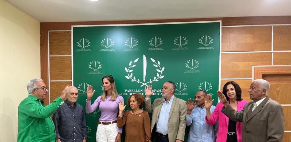 El doctor Dionisio Guzmán, Presidente del Comité Permanente del Pabellón de la Fama del Deporte Dominicano juramenta a los nuevos miembros del Comité de Veteranos.