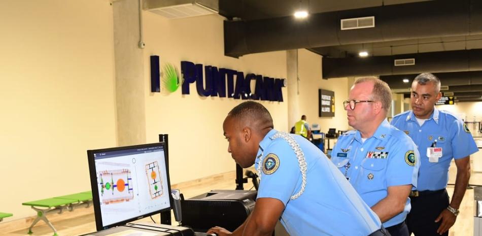Técnicos durante la evaluación en el Aeropuerto de Punta Cana.