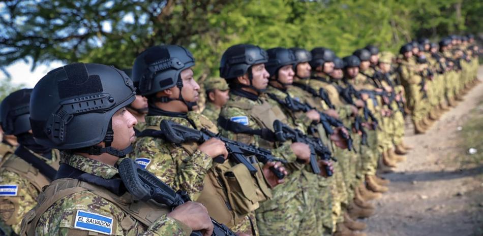 Imagen que muestra soldados desplegados en Nueva Concepción, departamento de Chalatenango, a unos 80 km al norte de San Salvador, el 17 de mayo de 2023.