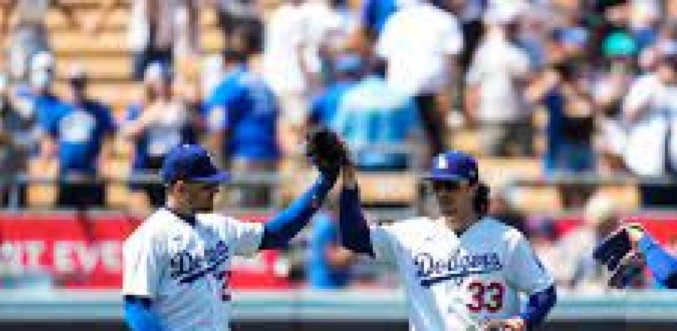 Los jardineros de los Dodgers festejan  luego de concretizarse el último out