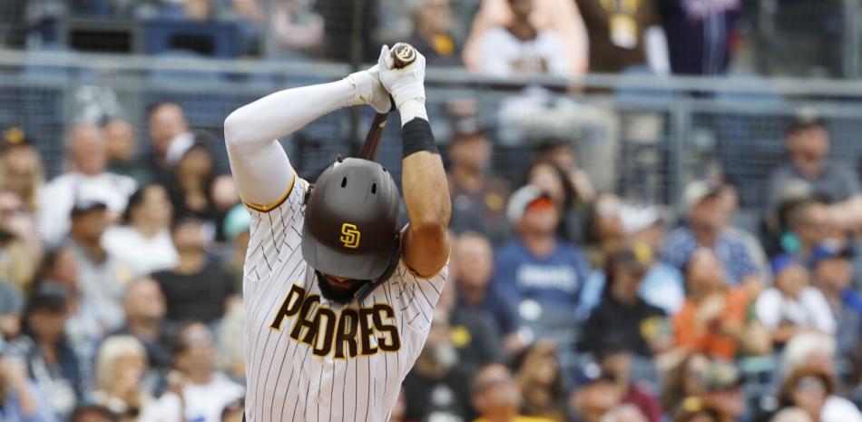 Fernando Tatis Jr muestra su frustración luego de hacerse un out en el choque que los Padres cayeron ante Kansas