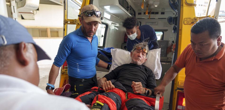 El escalador español Carlos Soria llega al hospital de Hams tras ser rescatado en la región montañosa de Dhaulagiri, en Katmandú, Nepal, el 18 de mayo de 2023.