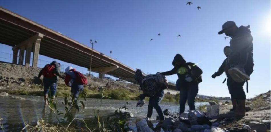 Ciudadanos tratando de cruzar la frontera hacia Estados Unidos.