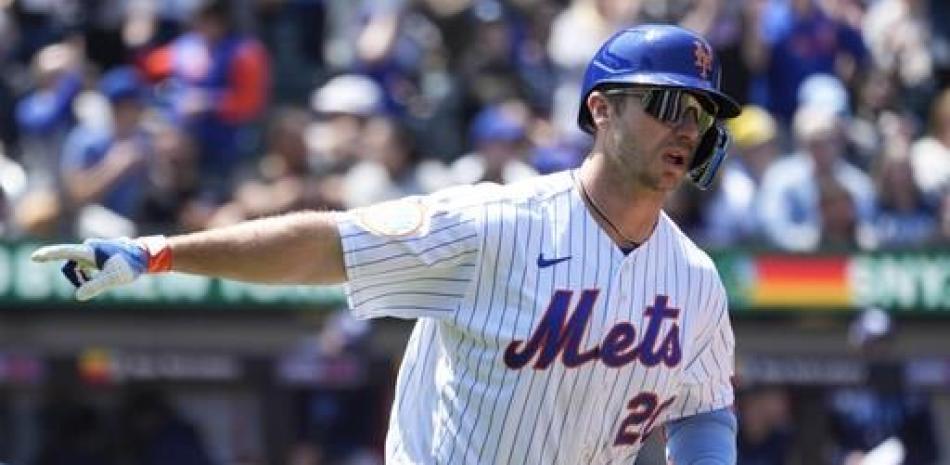 Pete Alonso de los Mets de Nueva York tras batear un jonrón ante los Rays de Tampa Bay.