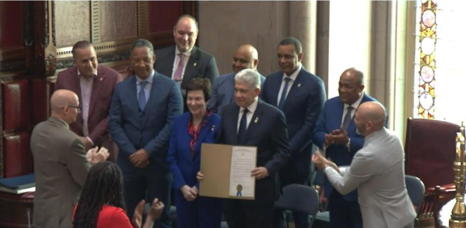Senadores neoyorquinos entregan el reconocimiento a Eduardo Estrella.
