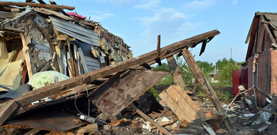 Una fotografía muestra una casa destruida tras un ataque con misiles en el pueblo ucraniano, el 18 de mayo de 2023