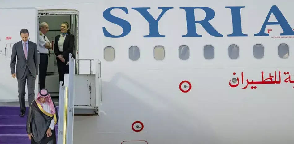 El presidente de Siria, Bashar Assad, llega al aeropuerto de Yeda, en Arabia Saudí, el 18 de mayo de 2023, en la víspera de una cumbre de la Liga Árabe.