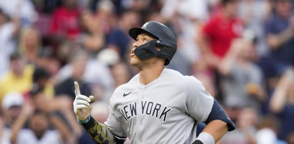 Aaron Judge recorre las bases luego de conectar su vuelacercas número 13 de la estación