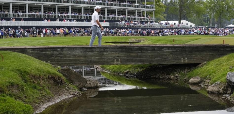 Scottie Scheffler camina hacia el hoyo 6 en la segunda ronda del Campeonato de la PGA en Pittsford, Nueva York.