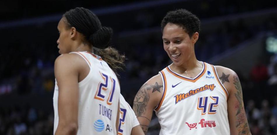 La jugadora del Mercury de Phoenix Brittney Griner (42) celebra una falta con una compañera durante la primera mitad del juego de la WNBA que enfrentó a su equipo con los Sparks de Los Ángeles, en Los Ángeles.