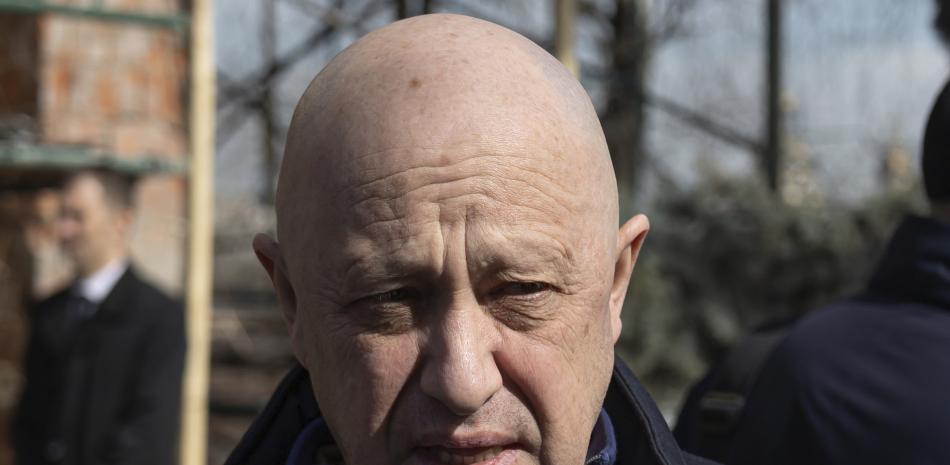 Yevgeny Prigozhin, propietario de la compañía militar Wagner Group, llega durante una ceremonia fúnebre en el cementerio Troyekurovskoye en Moscú, Rusia, el sábado 8 de abril de 2023.