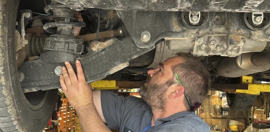 El mecánico Jon Guthrie inspecciona una camioneta Honda Ridgeline modelo 2014 en Japanese Auto Professional Service en Ann Arbor, Michigan.