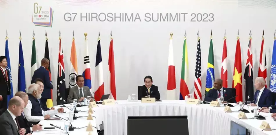Políticos y delegados, incluyendo el presidente de Estados Unidos, Joe Biden (derecha); el primer ministro de Japón, Fumio Kishida (centro), o el presidente de Indonesia, Joko Widodo (centro, izquierda), durante la reunión.