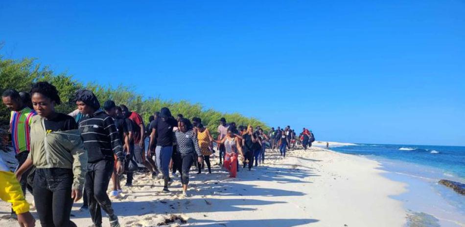 Los inmigrantes fueron llevados en la mañana de este sábado a puerto seguro y entregados a oficiales de Inmigración de Turcos y Caicos.