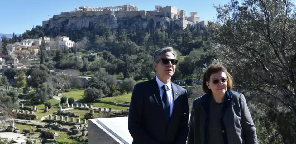 La ministra de Cultura griega, Lina Mendoni, y el secretario de Estado de EEUU, Antony Blinken, posan con la colina de la Acrópolis de fondo, el 21 de febrero de 2023 en Atenas.
