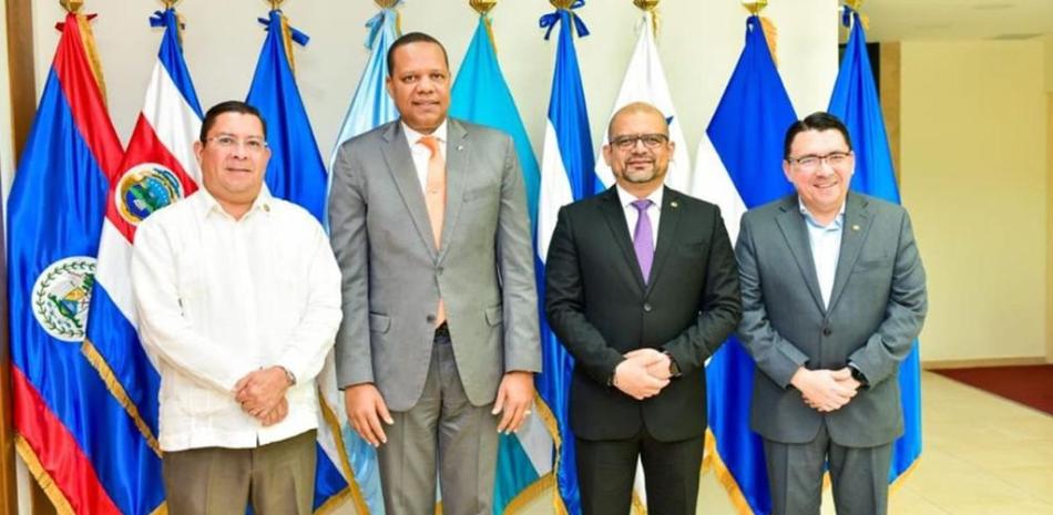 El director de Pro Consumidor, Eddy Alcántara, junto a homólogos de Centroamérica en las reuniones que sostuvieron con funcionarios del SICA y SIECA, en El Salvador y Guatemala, respectivamente