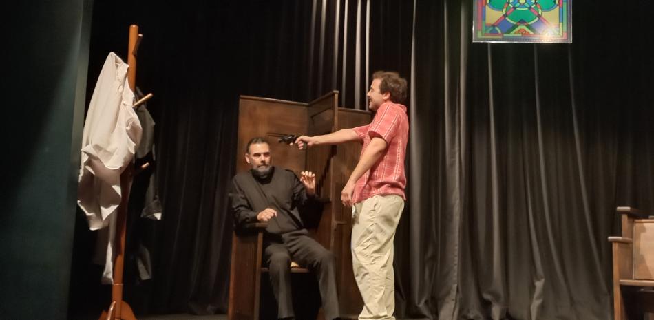 José Roberto Díaz y Jovany Pepín protagonizan la obra teatral, “Padre Pedro”, que se presentó en el Teatro Lope de Vega, ubicado en Novocentro.