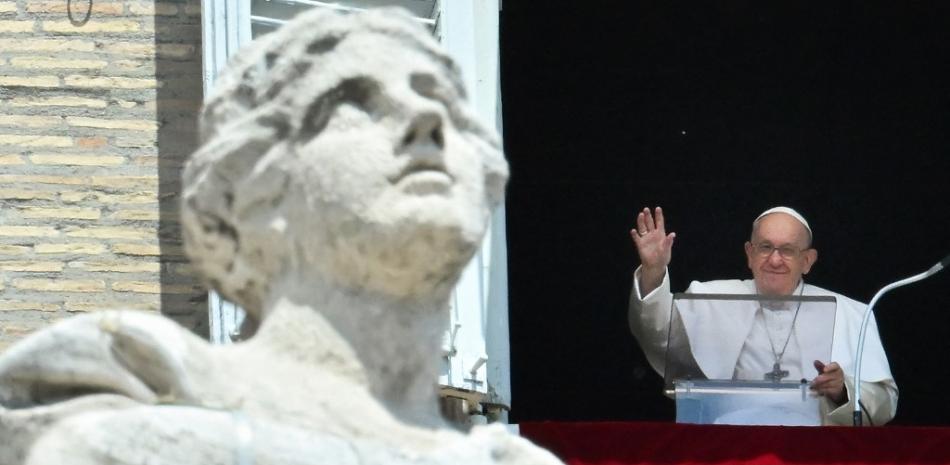 El Papa Francisco saluda desde la azotea del palacio apostólico con vistas a la plaza de San Pedro durante la oración del Regina Coeli el 21 de mayo de 2023 en El Vaticano.