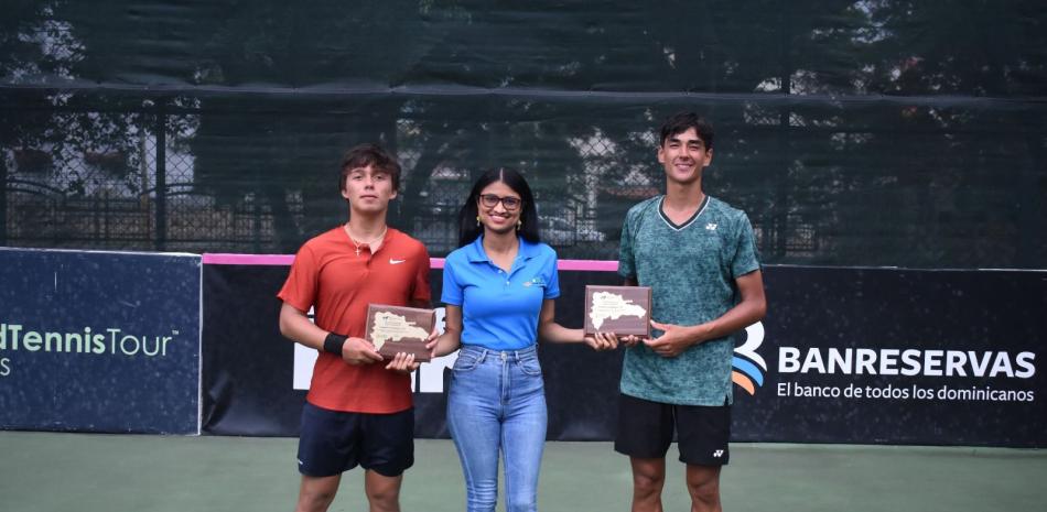 Cesar Cruz, de El Salvador y Andrew Delgado, de Estados Unidos, campeones de dobles masculino, premiados por Adelina Pimentel, de Fedotenis.