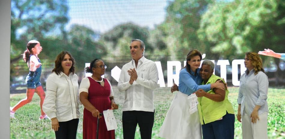 El presidente Luis Abinader en compañía de Gloria Reyes, Yadira Henríquez y algunas madres en la entrega del bono por el Día de las Madres.