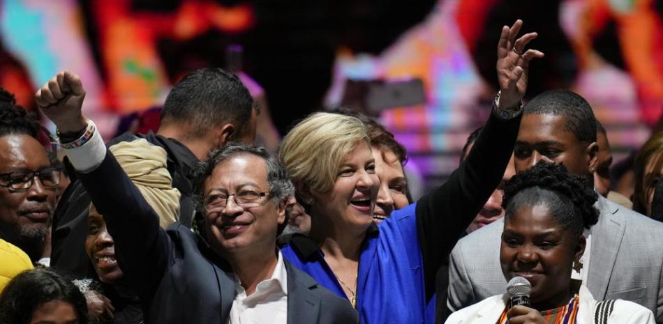 El exguerrillero Gustavo Petro, a la izquierda, su esposa Verónica Alcocer y su vicepresidenta, Francia Márquez.