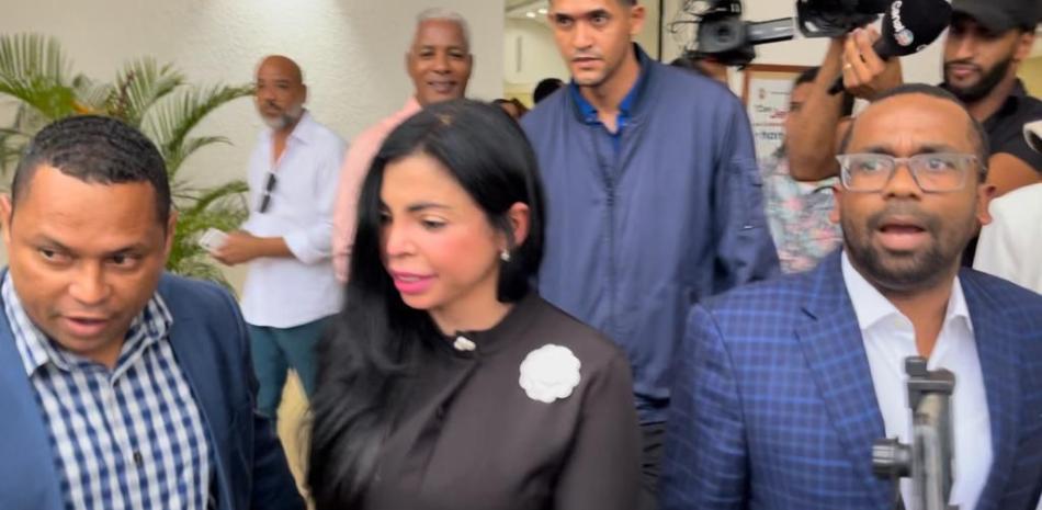 Yeni Berenice a su salida de la misa por el novenario de Mélida Durán, madre del alcalde Abel Martínez