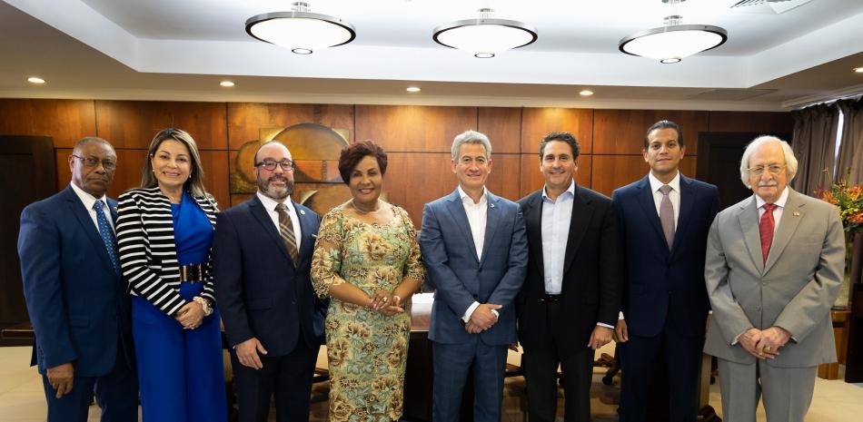 James García y Josefa Castillo junto autoridades de Cadoar y la Superintendencia.