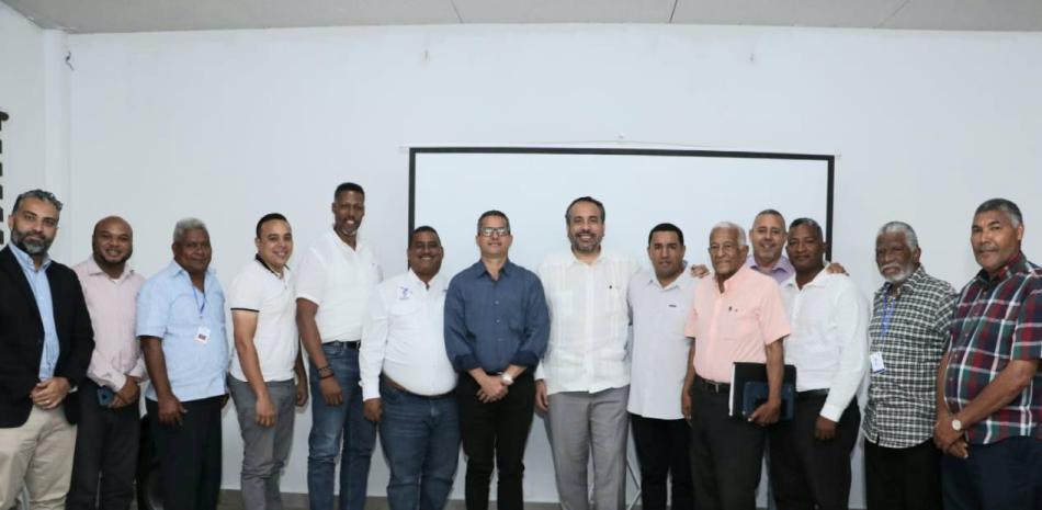 Alberto Rodríguez Mella y Franklin Duval, director y subdirector general del INEFI, junto a directivos de la institución, en una reunión para coordinar acciones para relanzar los Centros de Iniciación Deportiva Escolar (CIDE).