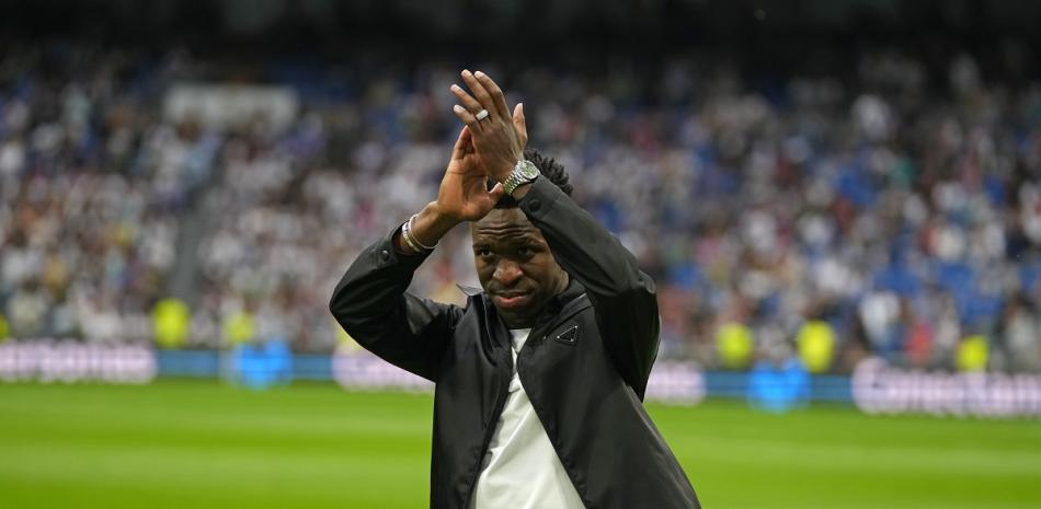 Vinícius agradece el afecto y muestra su amor a fanáticos del Real Madrid