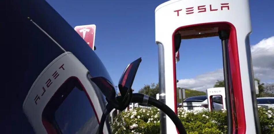 Un vehículo Tesla conectado a una estación de carga en Westlake, California, el 10 de mayo de 2023