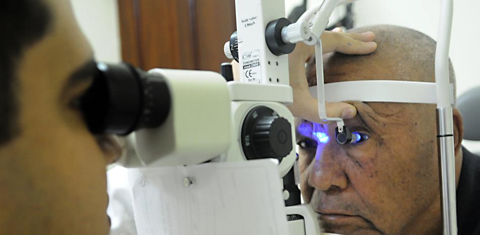 Un medico chequea la vista a un paciente en el Instituto contra la Ceguera y el Glaucoma, en Santo Domingo.