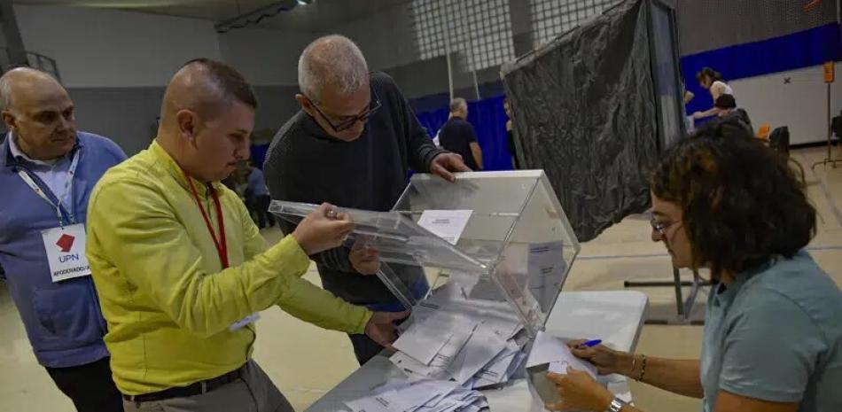 Funcionarios electorales cuentan los votos en un centro de votación de Pamplona, ​​España, el domingo 28 de mayo de 2023