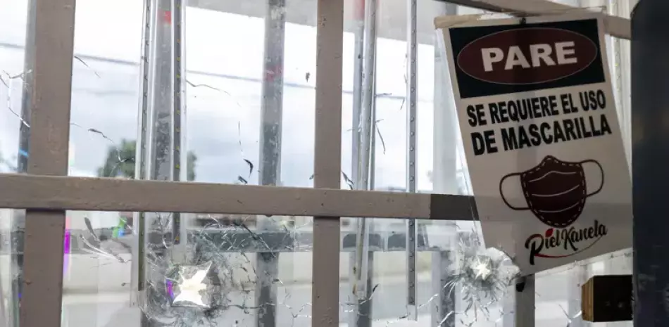 Impactos de bala en la ventana delantera del bar Piel Kanela, ayer lunes, en San Juan.