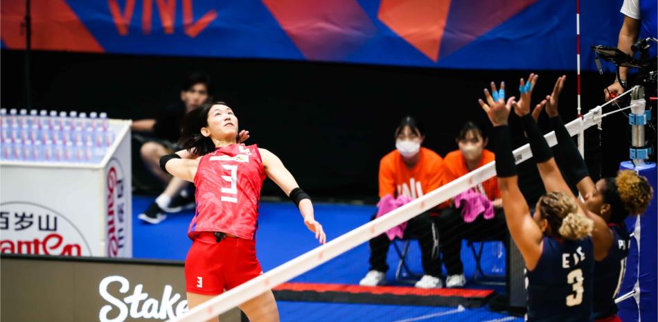 Sarina Nishida (Koga), número 3 de Japón consiguió un potente remate ante la defensa de la República Dominicana en el segundo parcial del partido.