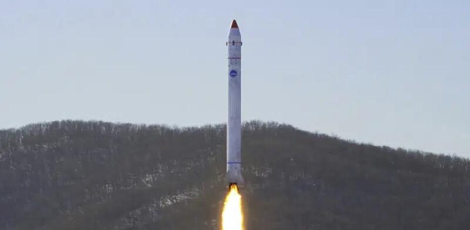 En esta imagen difundida por el gobierno de Corea del Norte, se ve lo que aseguran es un cohete de prueba con un satélite de prueba en la Base de Lanzamiento Satelital Sohae, el 18 de diciembre de 2022, en Corea del Norte.