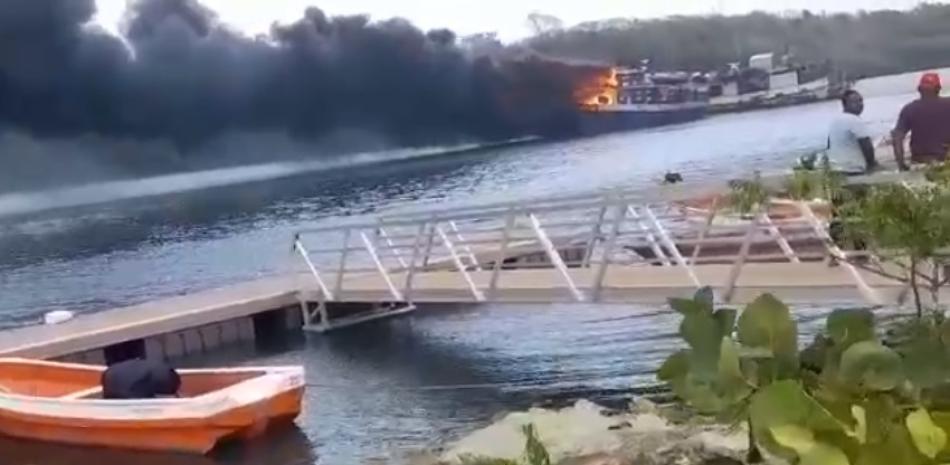 Incendio que afecta 3 embarcaciones en el Puerto Plata