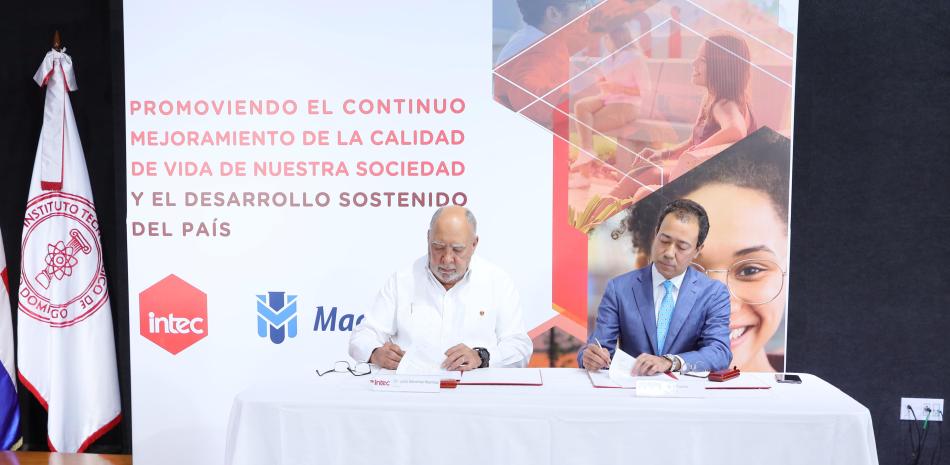 Julio Sánchez Mariñez y Joaquín Toribio durante la firma