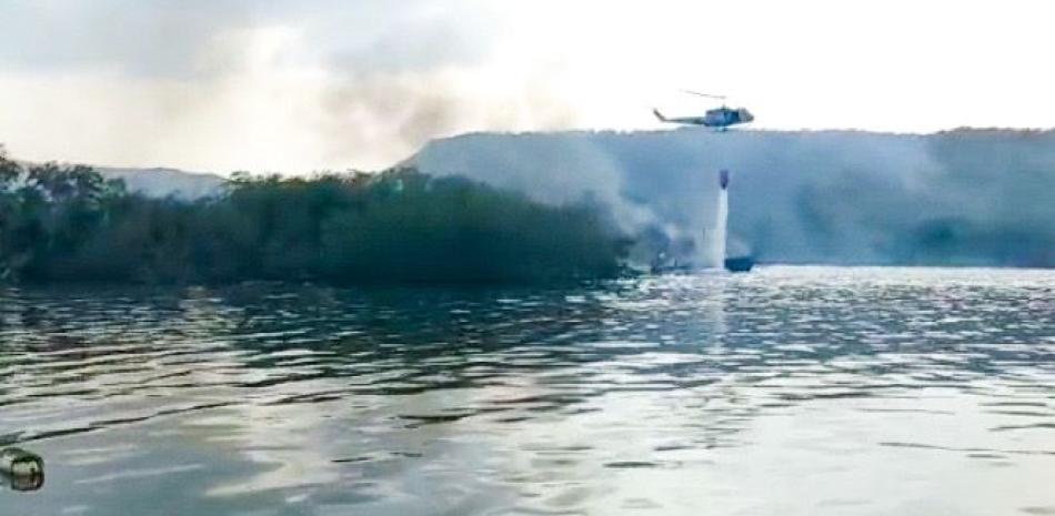 Helicóptero de la Fuerza Aérea sofoca incendio en embarcaciones